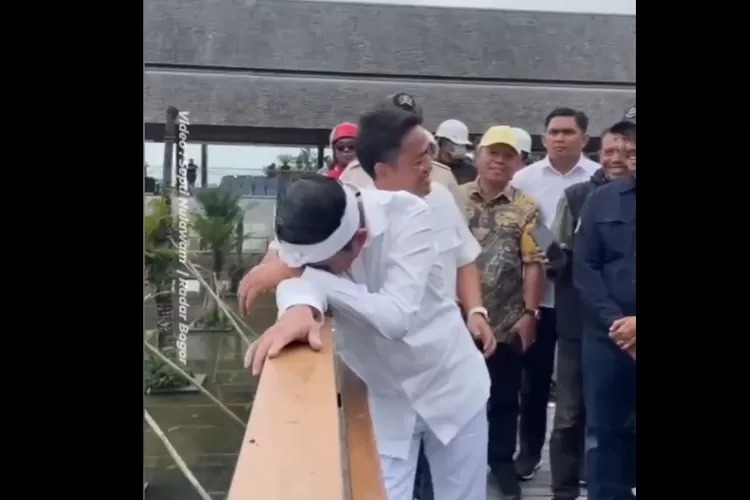Dedi Mulyadi menangis saat pembongkaran tempat wisata di Puncak. (x@neVerAl0nely)